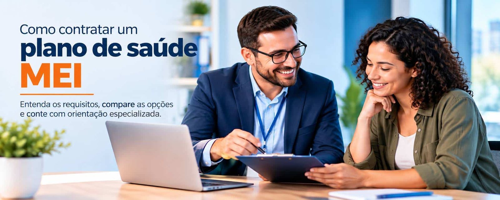 Consultor orientando microempreendedora sobre como contratar um plano de saúde MEI