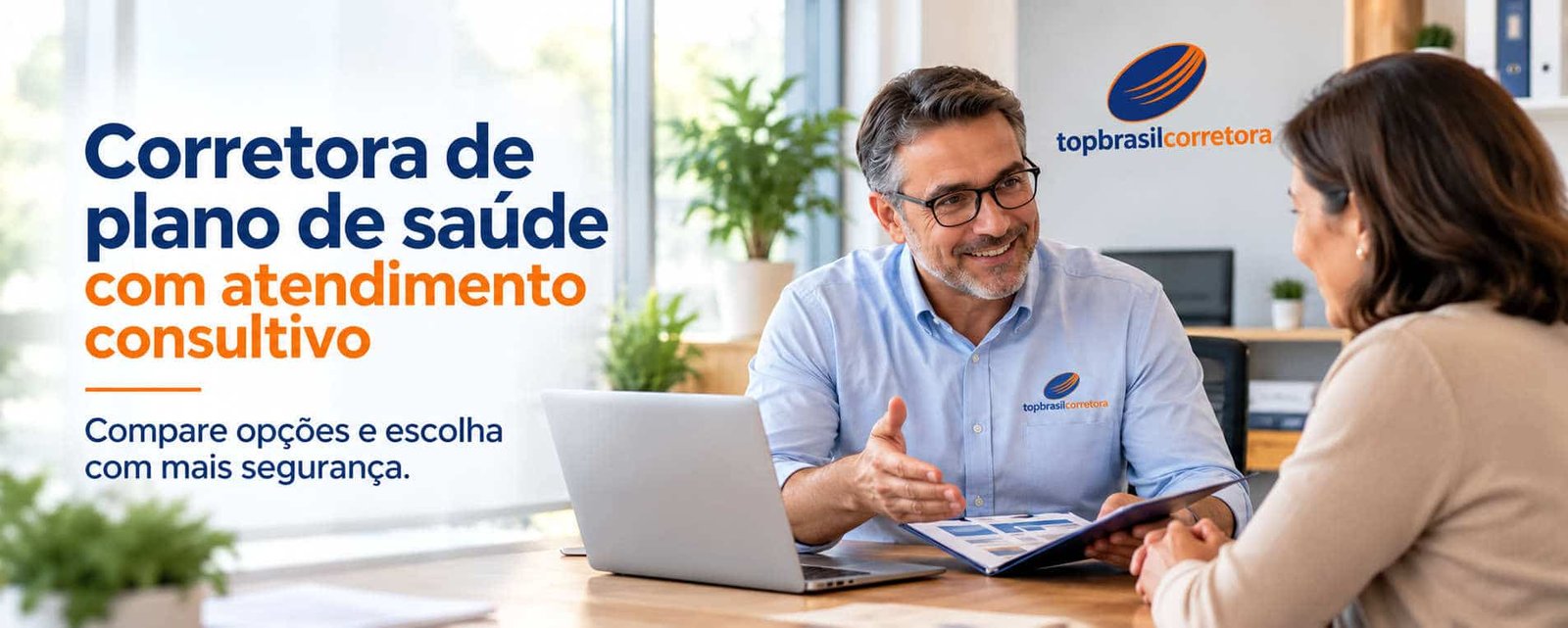 Consultor da Top Brasil Corretora orientando cliente na escolha de plano de saúde